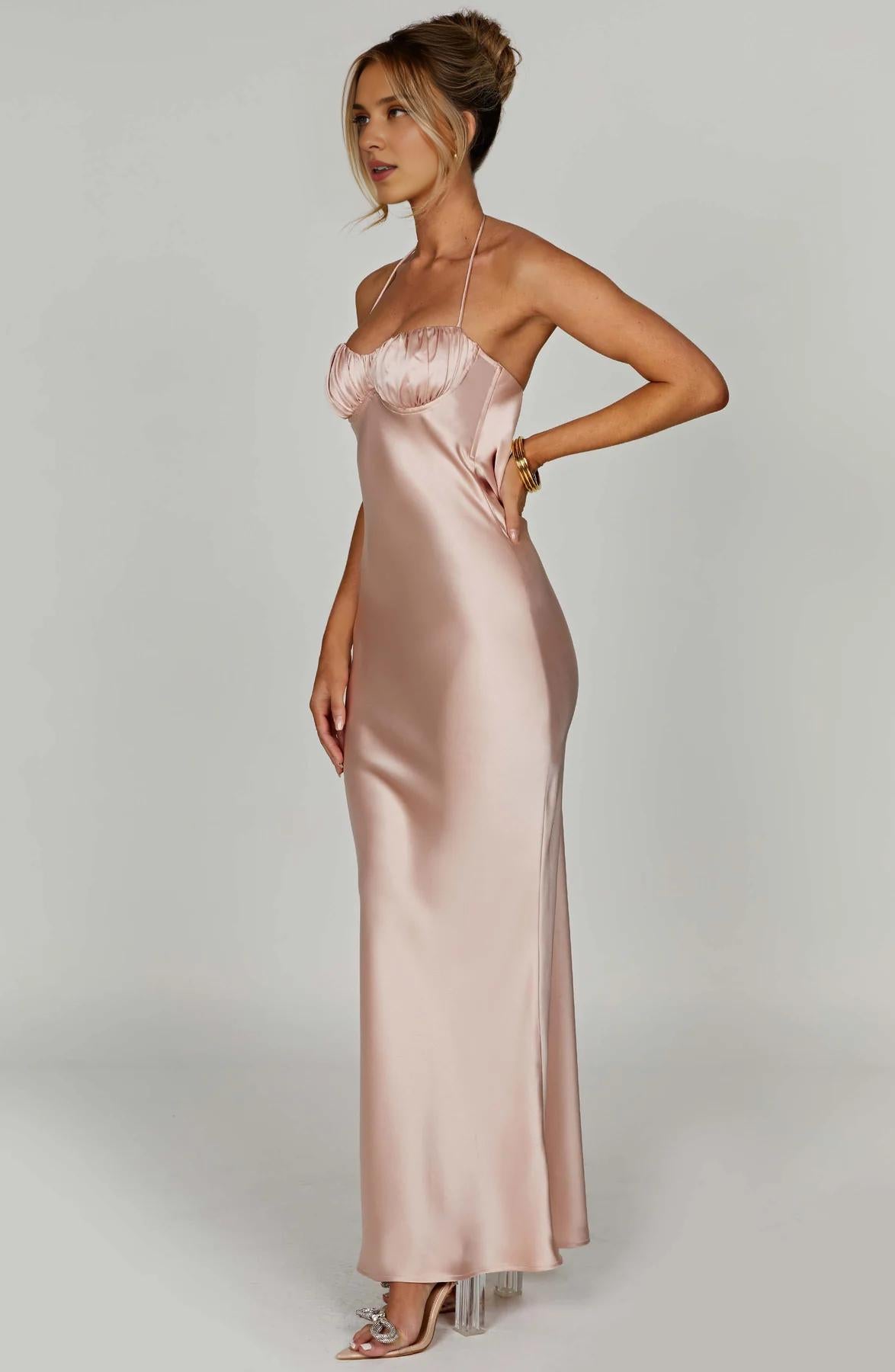 Robe longue ajustée en satin de luxe, romantique et féminine, longueur au sol, plissée, dos nu, bretelles spaghetti, robe de bal